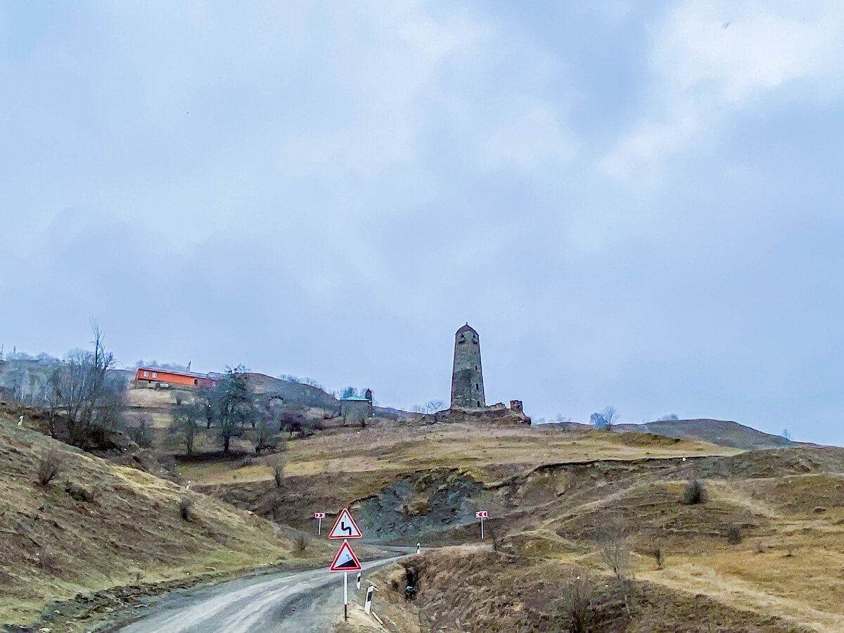 Сторожевая башня где-то в горах Чечни