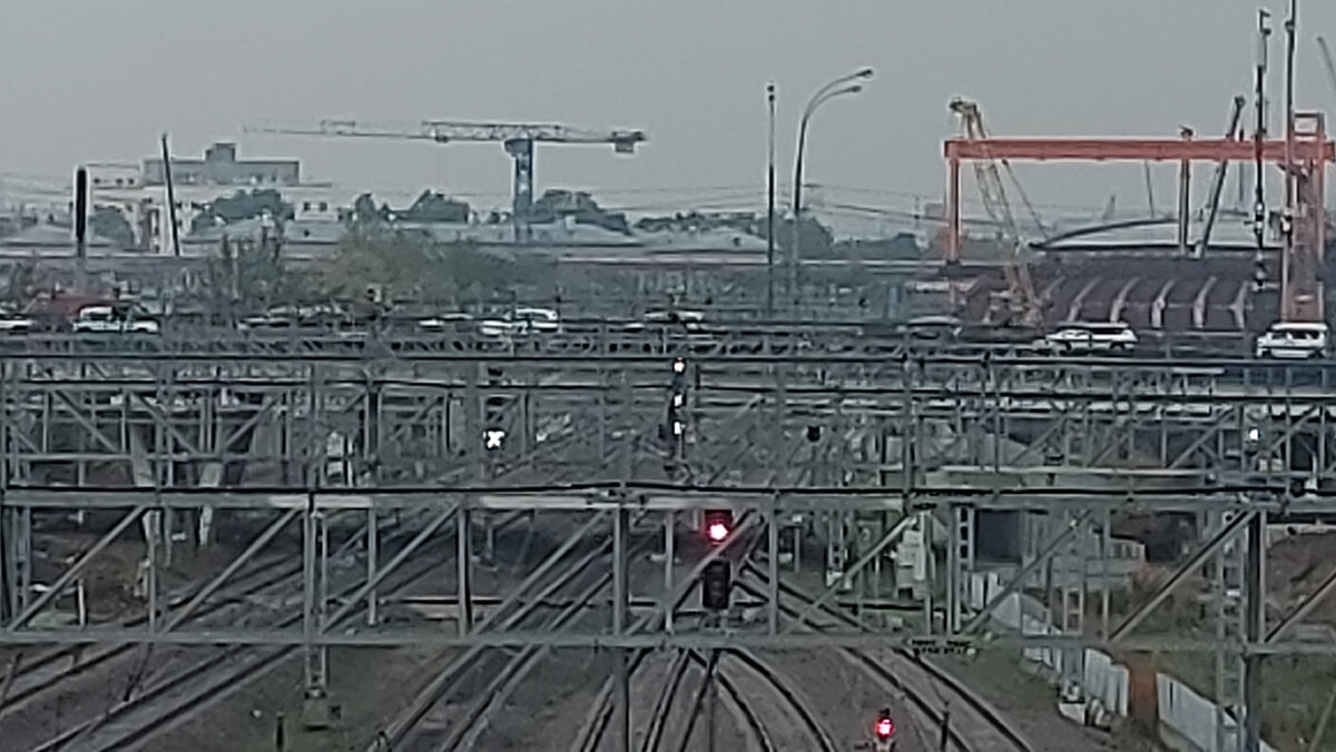 Редкий случай, где светофор отвечающий за путь находится справа от пути. Здесь выходной может отвечать и за 3-ий и за 4-ий путь.