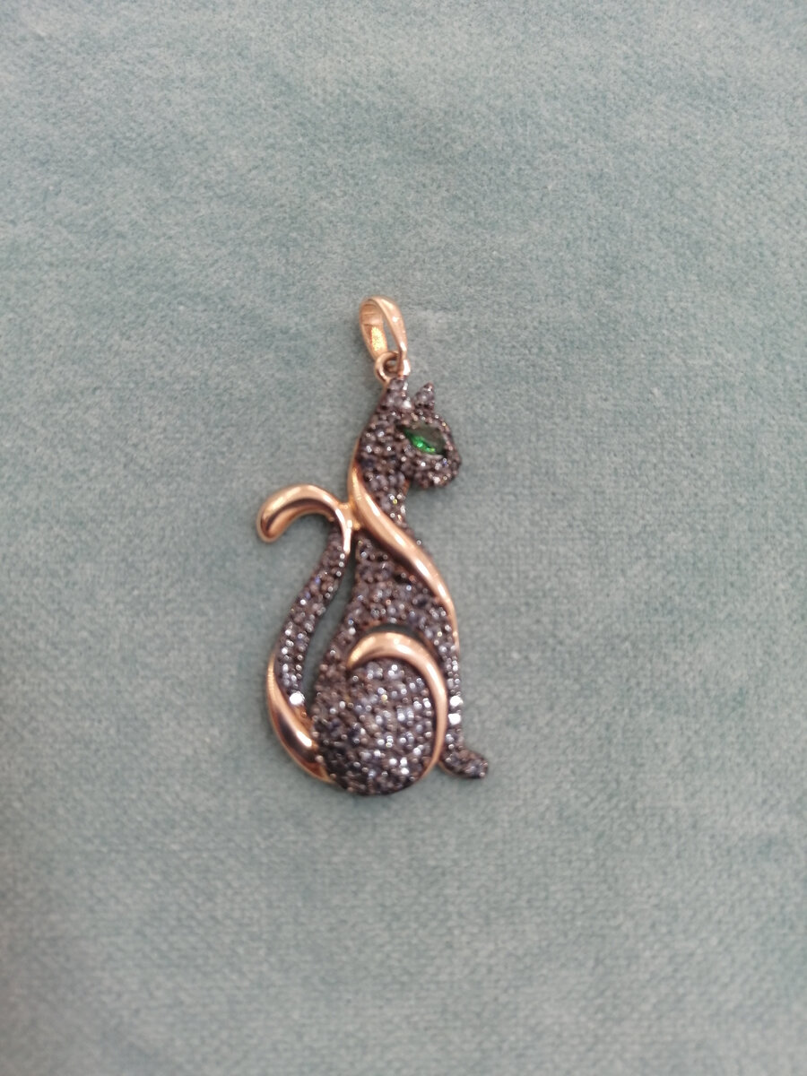 Золотая подвеска в виде кошечки с фианитами 