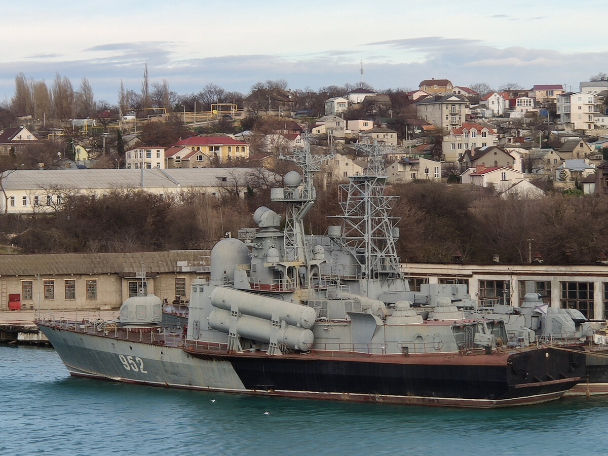 РКА Р-109 отстаивается в Карантинной бухте Севастополя.