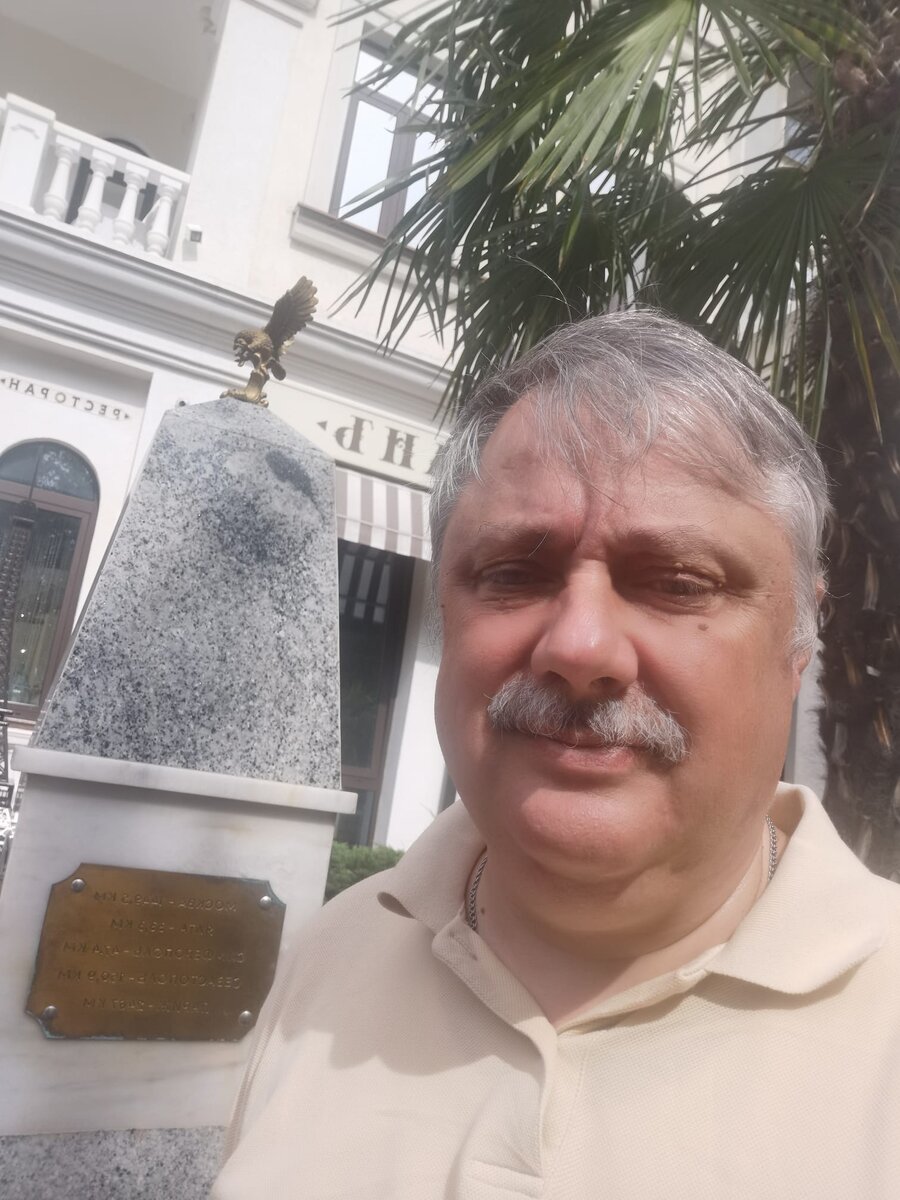 Слямзила у профессора из фейсбука. Алушта. Возле дома, где типа бывал Жюль Верн.