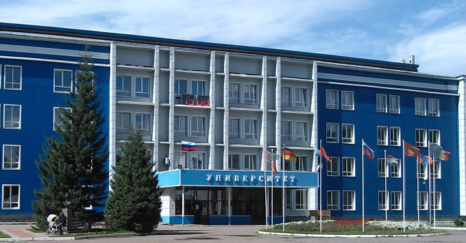 Начался ноябрь месяц, затихания природы.Золотое время, аж дух захватывает.Какая красота.Даже выезжать никуда не-надо вся красота здесь. Особенно мне нравиться парк при Государствнном университете,Представьте себе после войны, разруха и все последствия, от войны.Голод, а здесь создают учебное заведение, был создан 18 07 1949 год я сейчас смотрю на эти цифры и удивляюсь как это можно было нищета,голод,строят. A сейчас в век технологий мы способны только разрушать, одни непомерно жиреют  Это конечно новое здание. Сейчас здесь 10 факультетов молодежь здесь учиться
