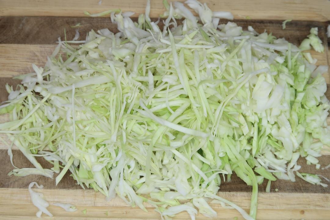 Салат с копченой колбасой и капустой