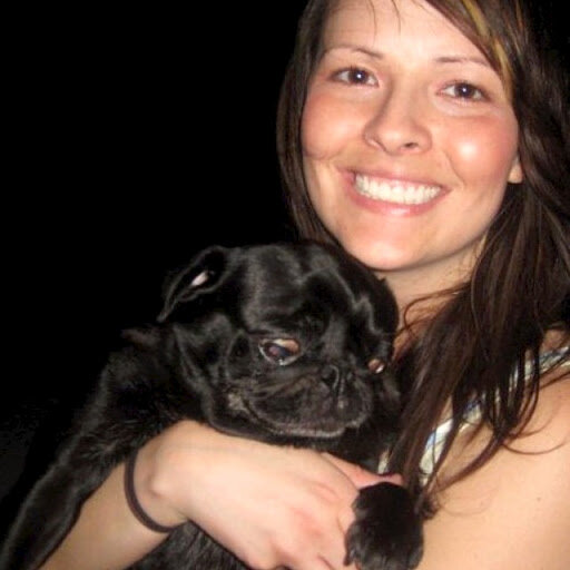 Кейлин со своим мопсом