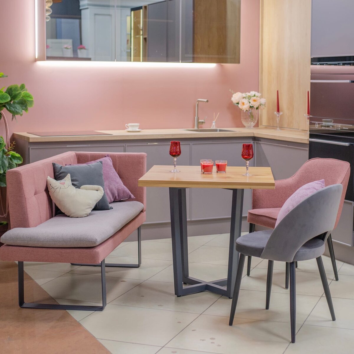 Компактный кухонный диван Magic + стулья Nolet и Seft в похожем стиле и цветовой гамме.