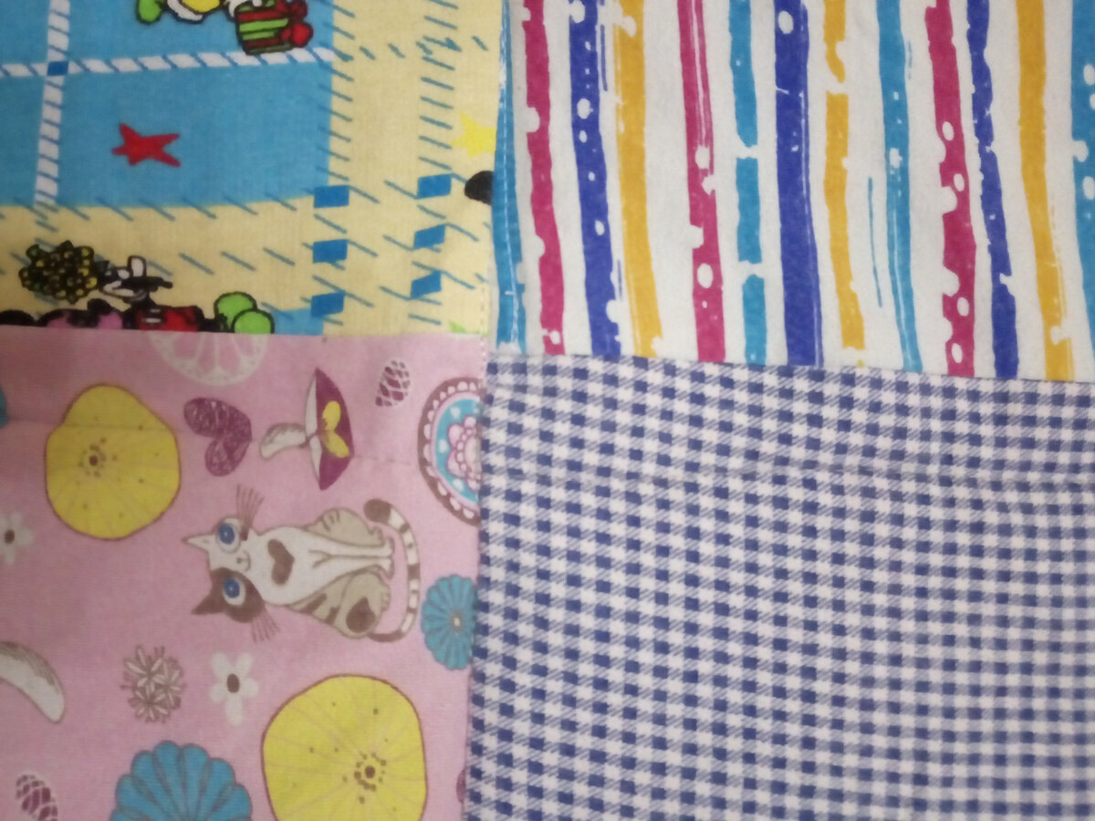 Вот из такие спинок и полочек детских вещиц я сшила вполне приятное одеялко внучке