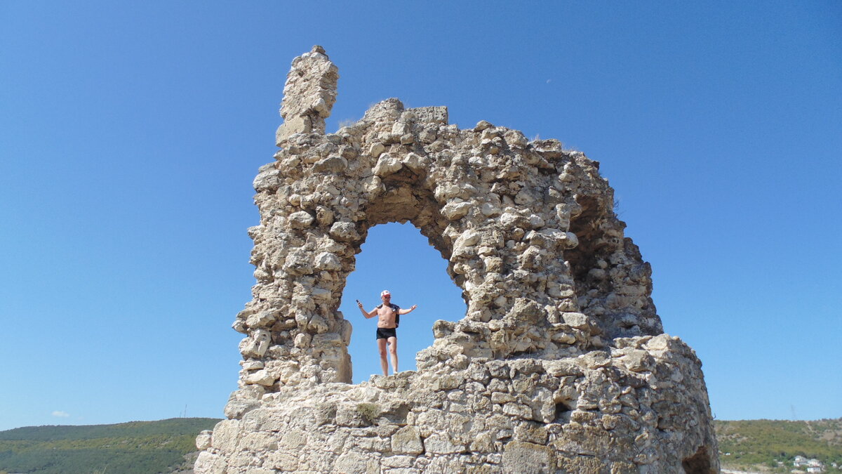 Средневековая крепость Каламита, основана в VI веке на скальном плато.