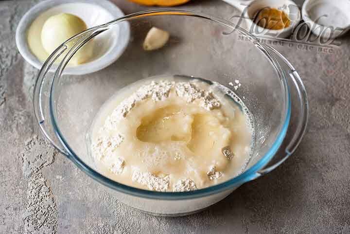 Для теста смешаем кипяток, растительное масло с солью и муку