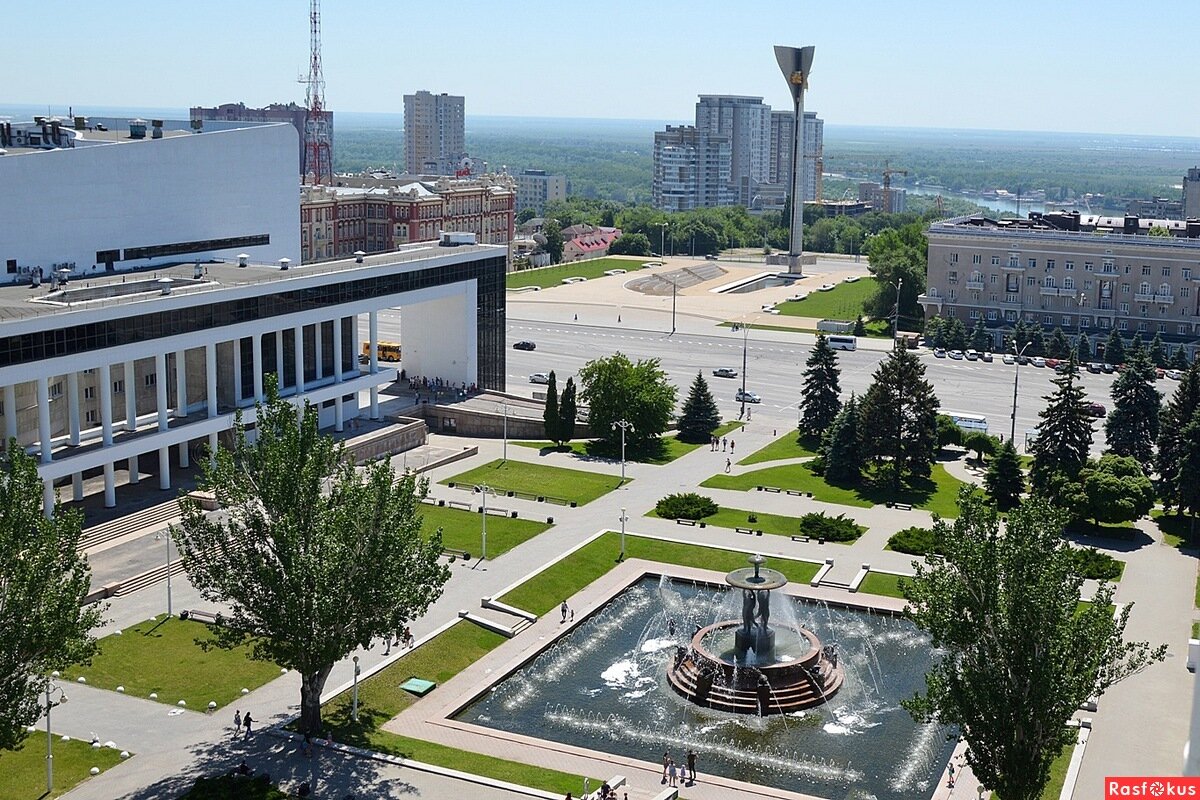 Примечатальна она сразу по нескольким причинам.Во первых на ней располагается памятник-стела ,,Освободителям Ростова,,Во вторых здесь находится театр драмы имени Максима Горького.В третьих с площади легко попасть в популярнейший парк развлечений-парк имени ,,Октябрьской Революции,,