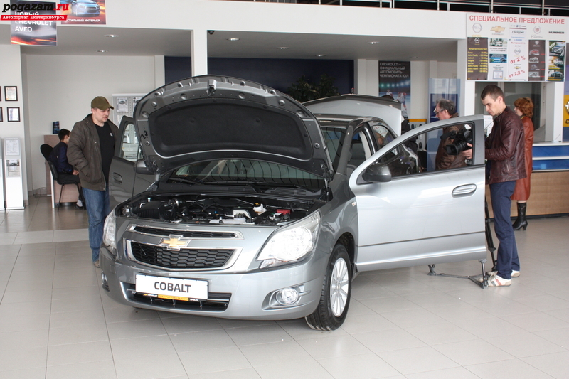 Шевроле дилер нижний новгород. Chevrolet avto Salon. Chevrolet Cobalt автосалон. Кобальт машина автосалон. Автосалон Шевроле в Москве.