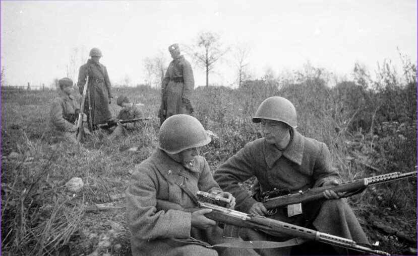 Советские солдаты с СВТ на позициях. Фото из открытых источников.