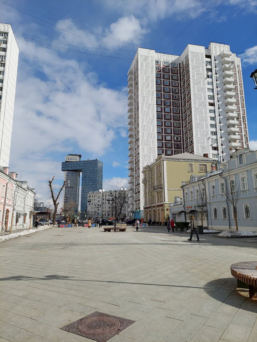 Школьная улица (Москва), территория в районе площади Ильича и ул. Рогожский Вал были масштабно перестроены в 1980-е гг. Здесь среди старых домов появились высотки, многие здания были утрачены.