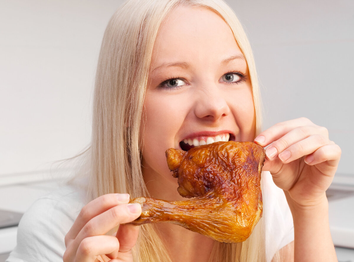 Мясо едят на ночь. Девушка ест курицу. Девушка кушает.