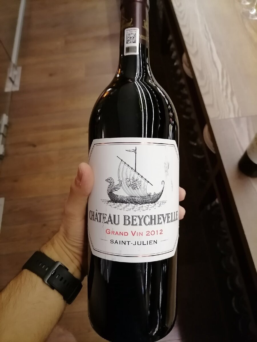 Бордо Блэнд из Сент-Жульена с преобладанием Каберне Совиньон. 4-е Крю Классе Медока (Бордо). Особенность "шато" в том, что оно хорошо как на выдержку, так и пить сейчас.