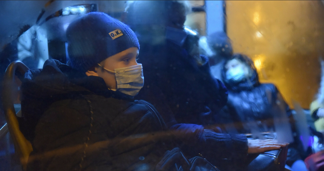 эвакуированные из донбасса. автобусы с беженцами донбасса в ростовской области. эвакуированные из донбасса. автобус с беженцами из украины. люди в автобусе.