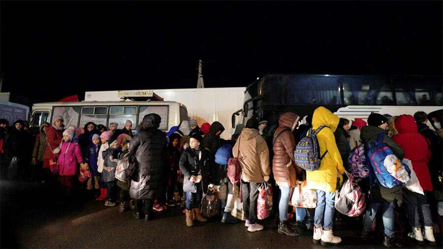 Люди покидают землю. Беженцы из Украины в Россию. Беженцы в России. Автобусы с беженцами. Беженцы с Донбасса в России.