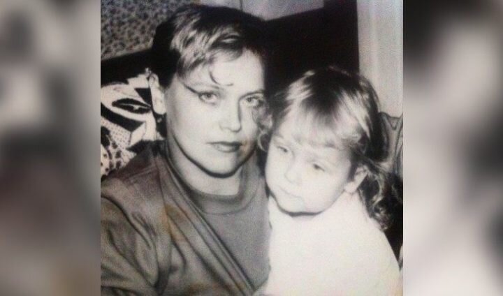 Лена с мамой в детстве