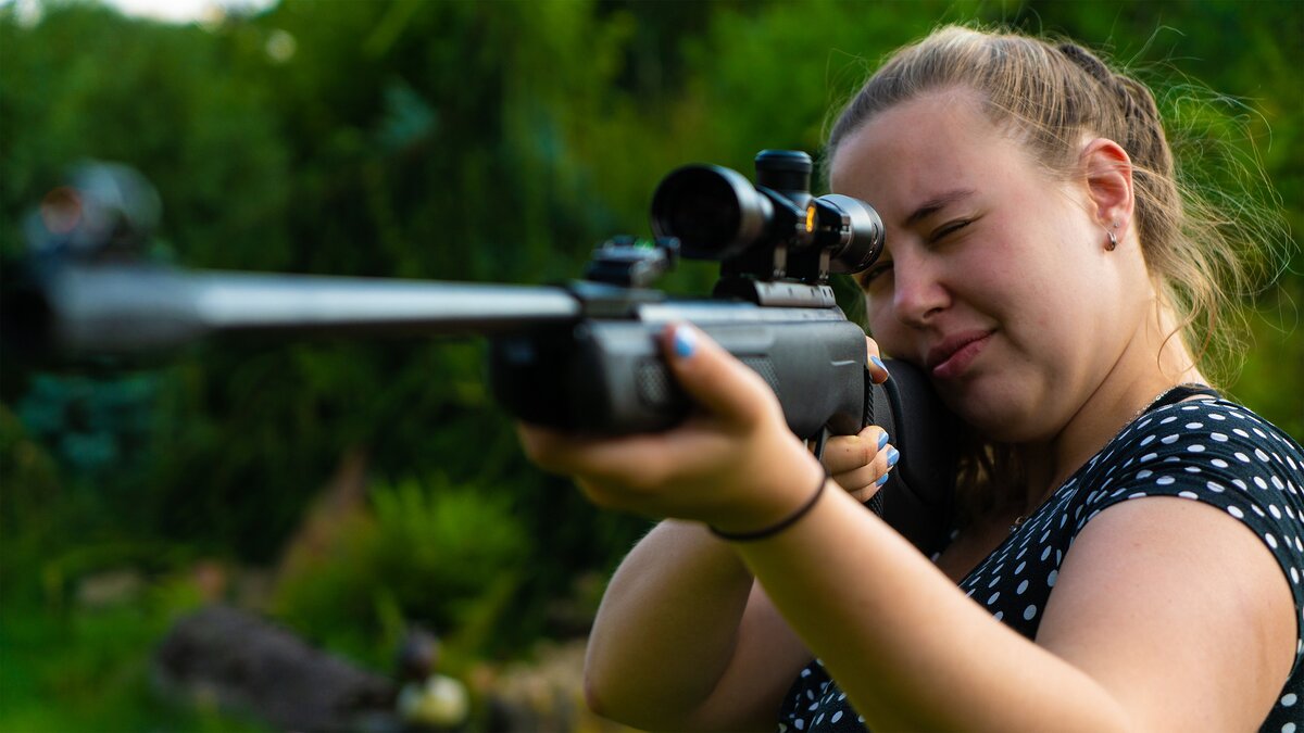 Shooting man. Shooting ve. Issf стендовая стрельба. Стрельба из пистолета в тире бисерово. Charissa littlejohn с оружием.