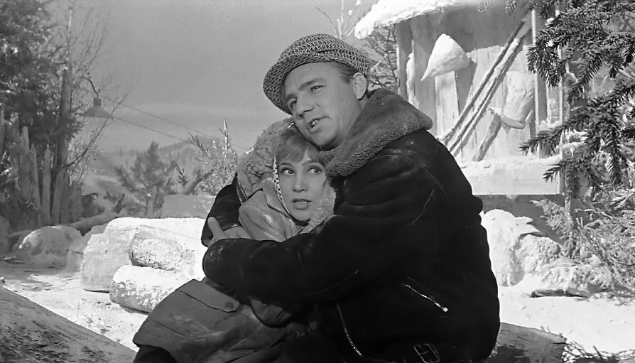 Финальные кадры фильма с огромными сугробами снимали в Ялте 
Фото: Kinopoisk.ru