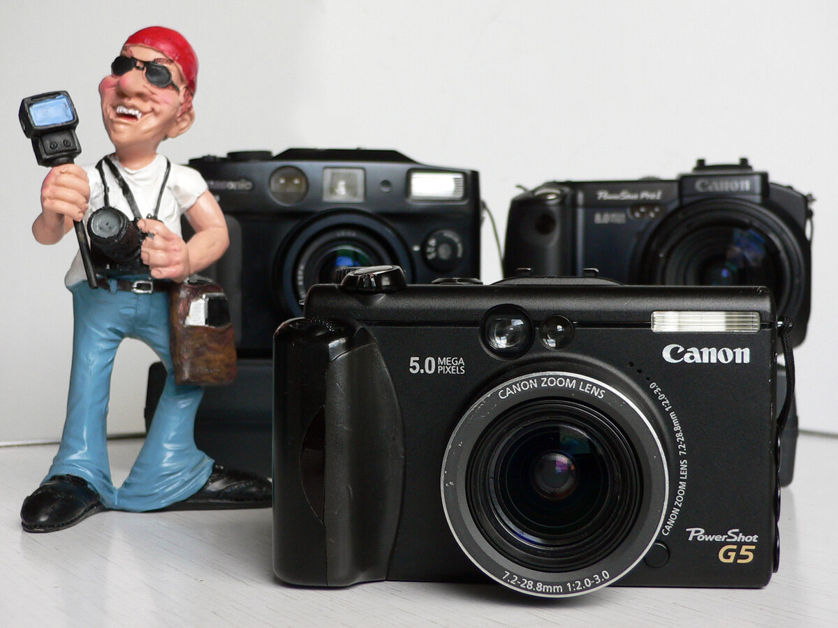 Canon PowerShot G5 (на фоне Panasonic LC5 и Canon Pro1)