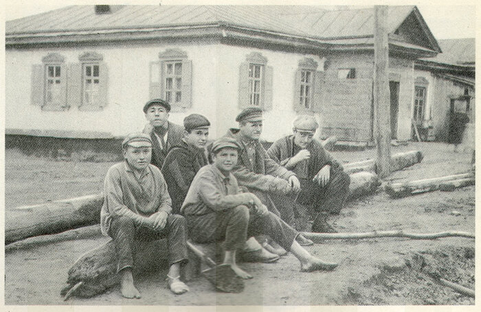 Антон Макаренко и воспитанники колонии мени Горького. Фотография