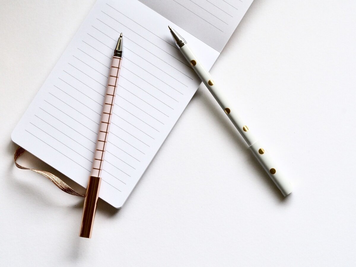 Взято по ссылке https://pixabay.com/photos/paper-document-composition-notebook-3146951/ Автор: JessBaileyDesign