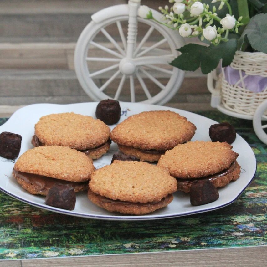 Овсяное печенье сэндвич с легкой имбирной ноткой приготовить очень легко - просто намажьте одну половинку шоколадной пастой и накройте другой😊 так намного вкуснее🍫🍫🍫