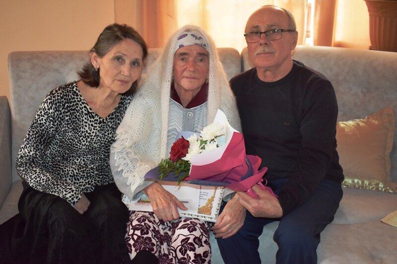 Бүгенге көндә Илгизәр апа кызы Зөһрә, кияве Володя белән Балтач бистәсендә гомер кичерә.