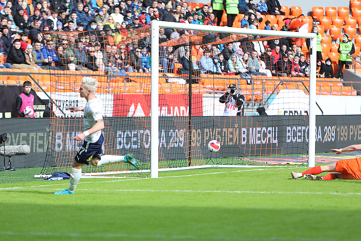 Антон Зиньковский забивает в ворота гол в ворота Ильи Помазуна