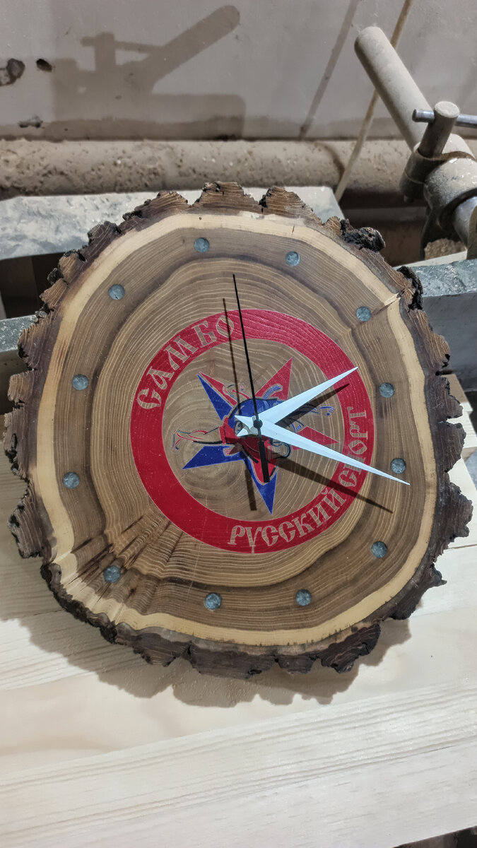 Часы из спила карагача. Торцевой спил с вкраплениями капа. Обозначение это минералы. Эмблема напечатанная уф печатью. 