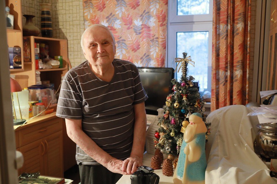 У Владислава Викторовича есть традиция: каждый Новый год покупать новую же елочную игрушку. Словно бы в память о Витеньке, пупсе из Ленинграда, который помог ему выжить в войну. Фото: Мария ЛЕНЦ 