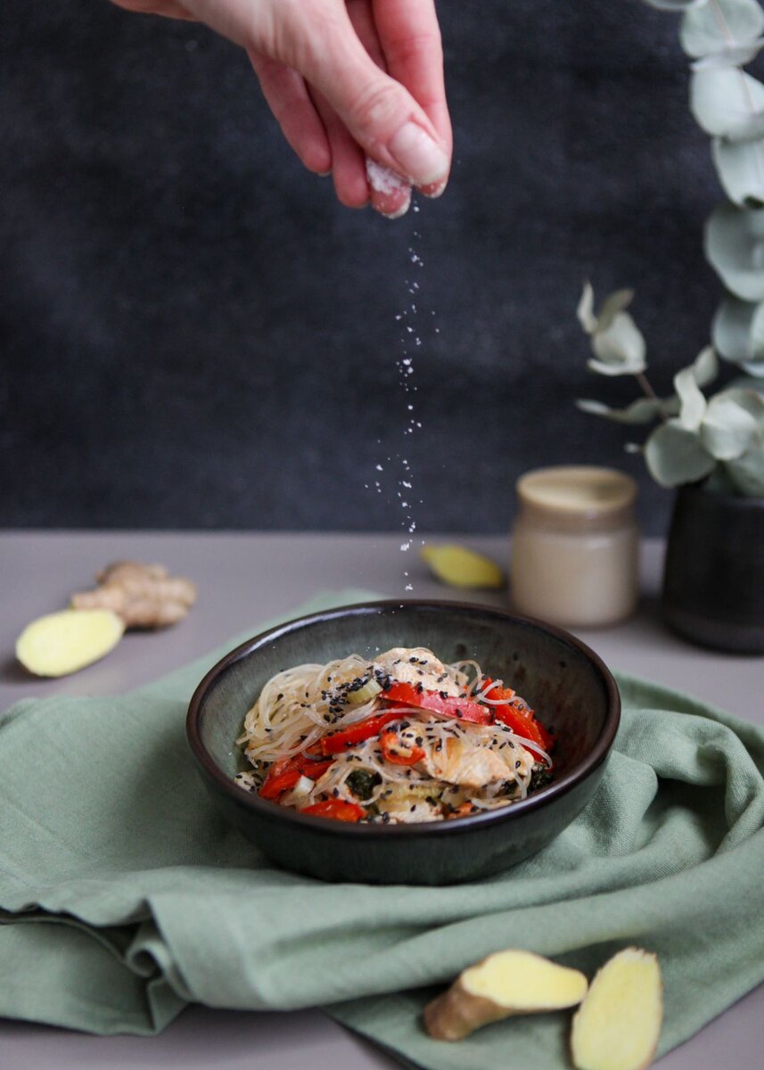 Тот волшебный момент, когда Дарья-искусница вернулась из отпуска: индейка, сельдерей, лук, чеснок, перец, фунчоза. Ее свежие идеи здесь: https://t.me/wellness_hedonism