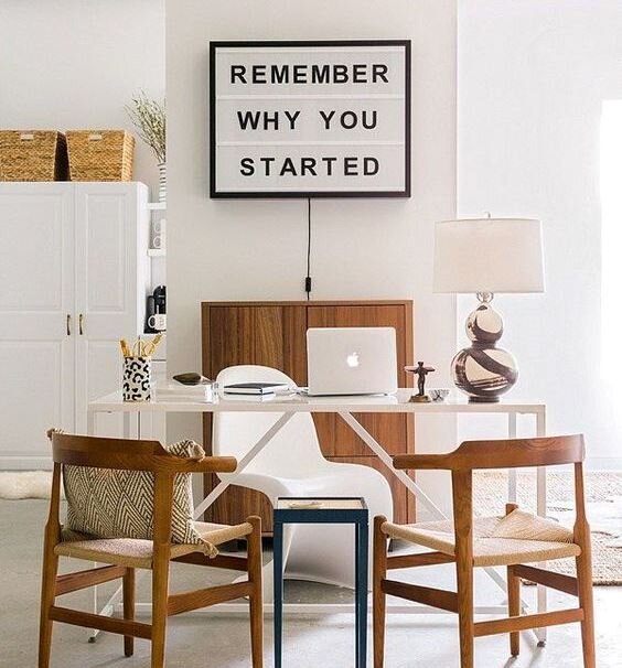 Вдохновляющие цитаты и трекеры успеха на видном месте способствуют мотивации