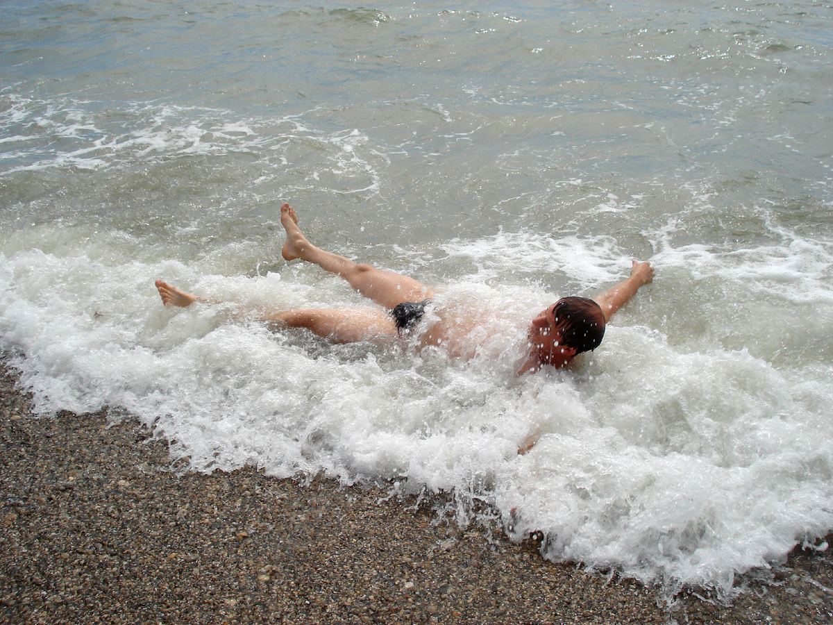 "Пенный шелест волн прибрежных..."