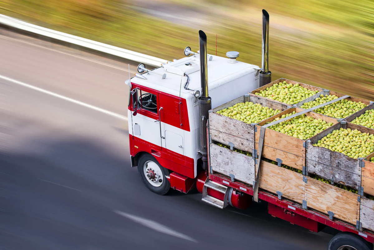 Хранение транспортировка и реализация сельскохозяйственной продукции. Фура с продуктами. грузовик с овощами. транспортировка продуктов. автомобиль для перевозки продуктов питания.