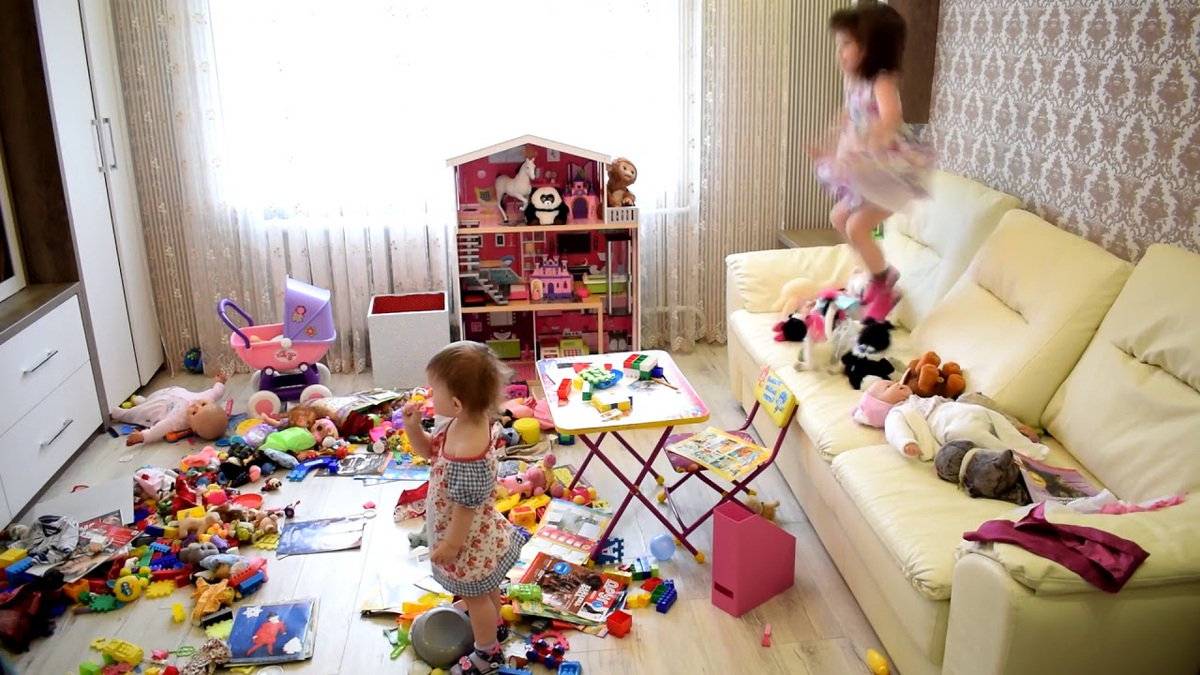 Разбросанные игрушки. Комната с разбросанными игрушками. Ребенок разбрасывает игрушки. Детская комната с игрушками. Играть в комнату маму
