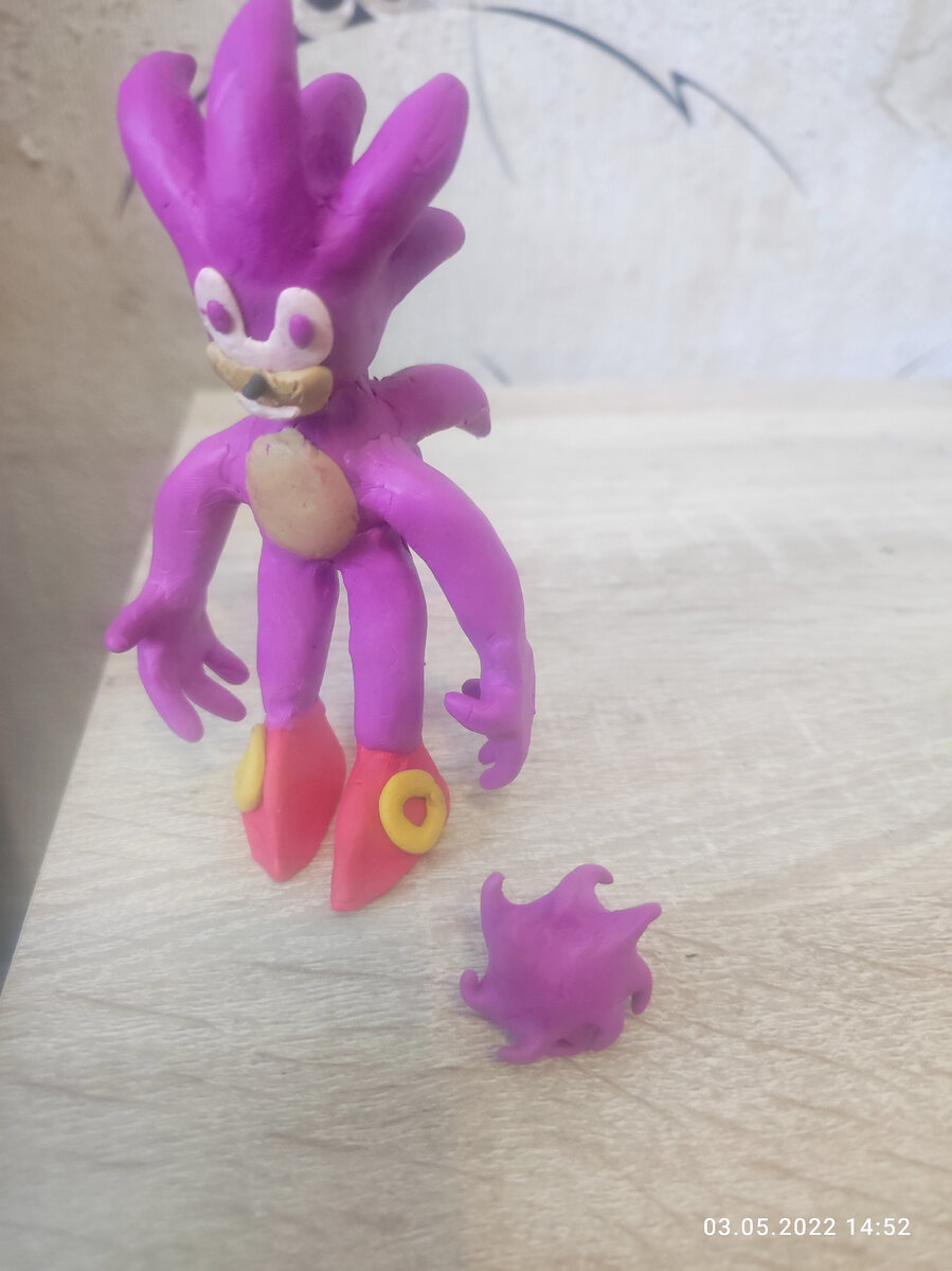 Фиолетовый соник с его клочками которые он кидает в Эгмана.