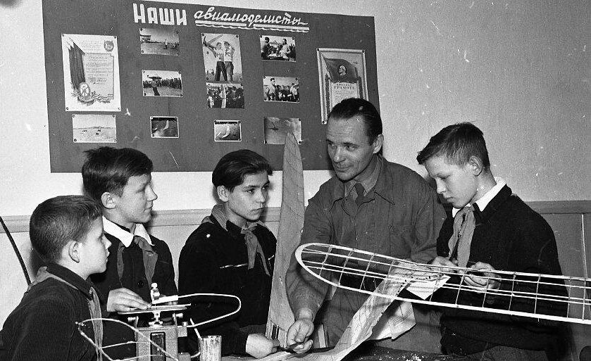 Занятие авиамодельного кружка в Доме пионеров. Свердловская область, г. Ивдель. 21 января 1959 года. Фото И. Исакова. Из фондов Свердловского областного краеведческого музея.