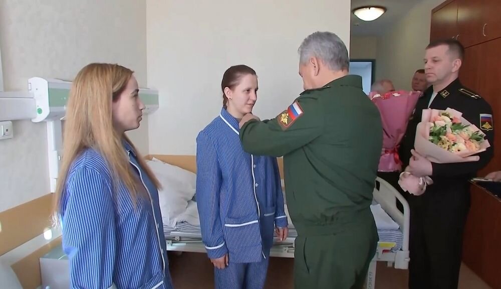 Российские военные в госпитале. Награждение в госпитале. Сегодняшнее награждение в госпитале. Награждение военнослужащих в госпитале орденом мужества. Вручение наград в госпитале.