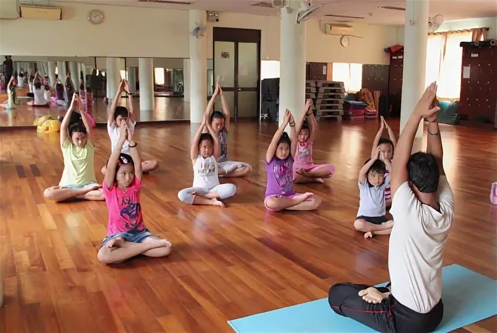 Ежедневные уроки. В школах Вьетнама йогой.. Урок йоги в школе Вьетнама. Йога во вьетнамских школах. Школьники во Вьетнаме занимаются йогой.