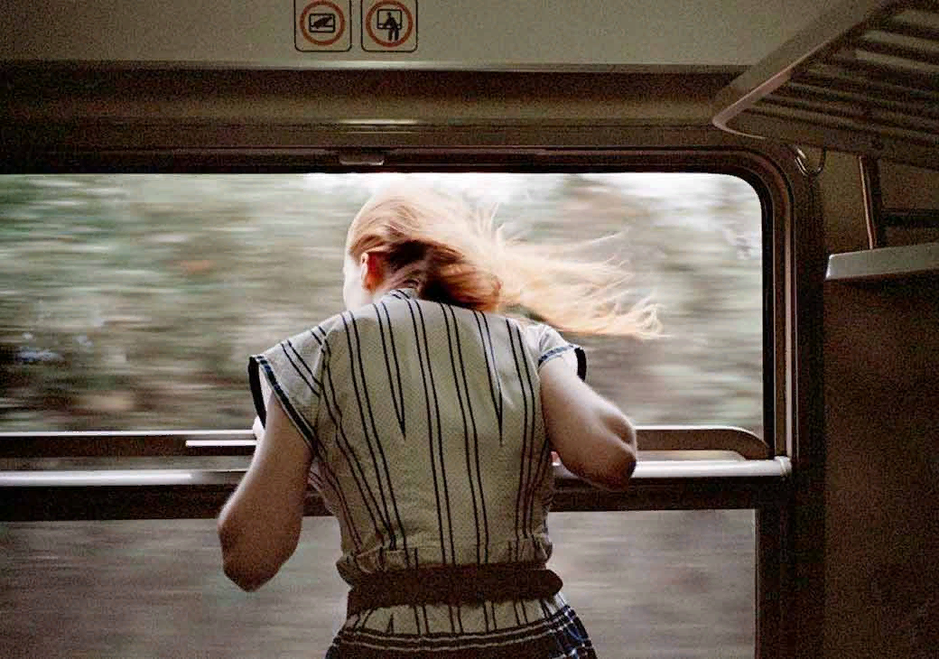Электричка ушла и пришла. Окно поезда. Девушка уезжает. Девушка в поезде. Женщина у окна поезда.