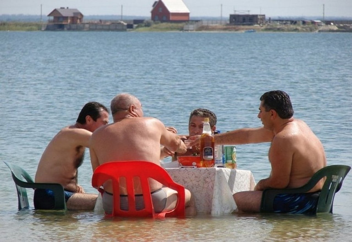 Весел рф. Смешные фотографии с отдыха. Приколы про отдыхающих. Русские отдыхают. Мужчина на пляже юмор.