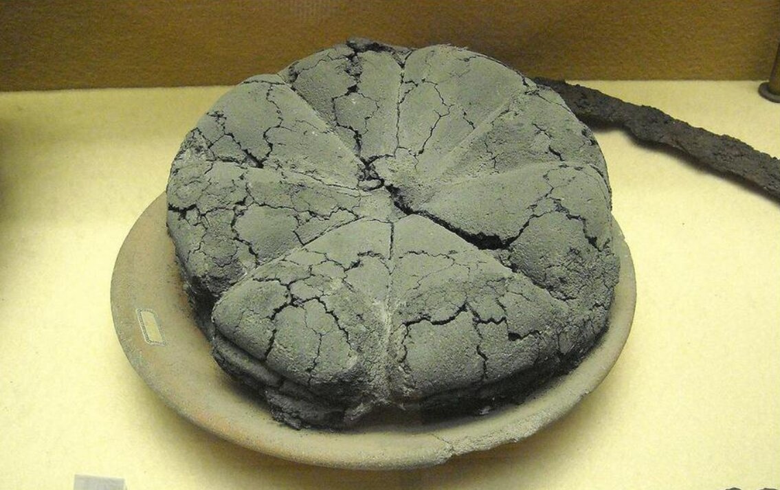 Обуглившаяся буханка римского хлеба из Помпей. Национальный музей археологии, Неаполь