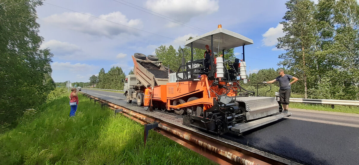 Колесный асфальтоукладчик АСФ-К-4-02-2 в работе