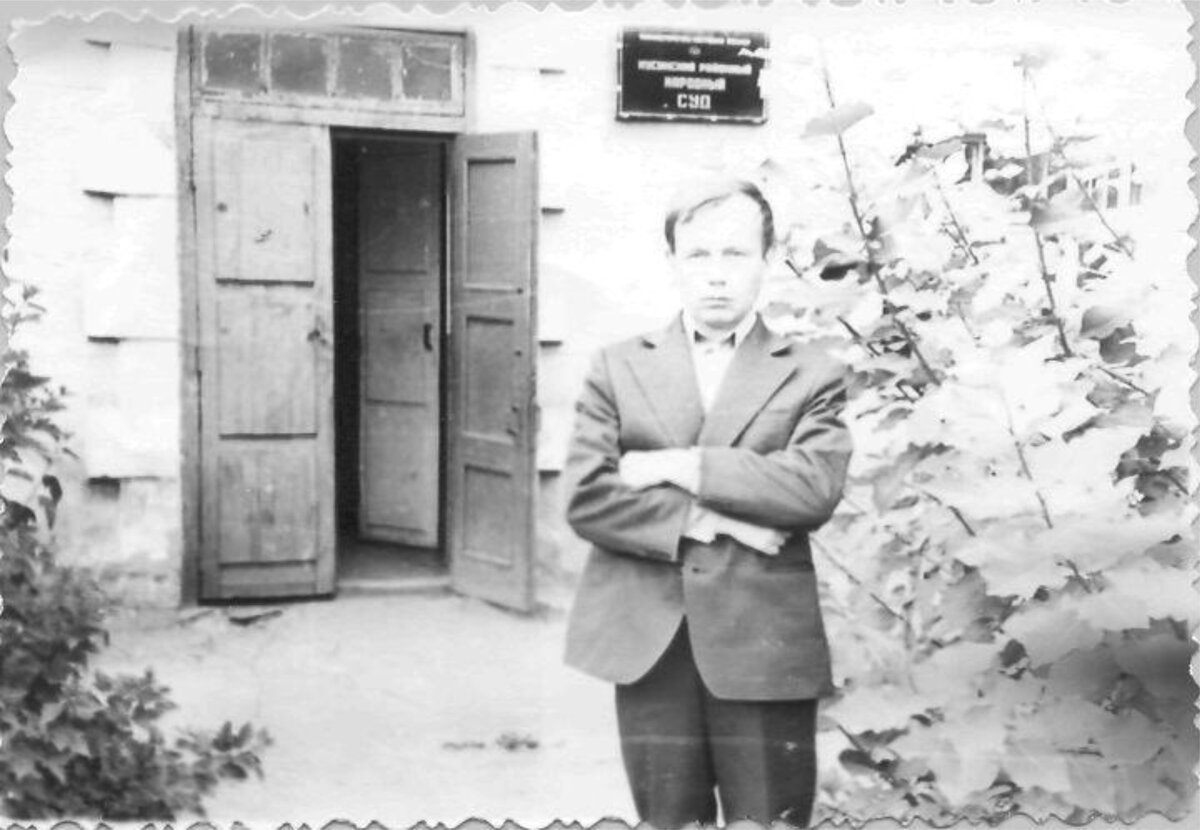 Вход в здание Кусинского районного  суда.