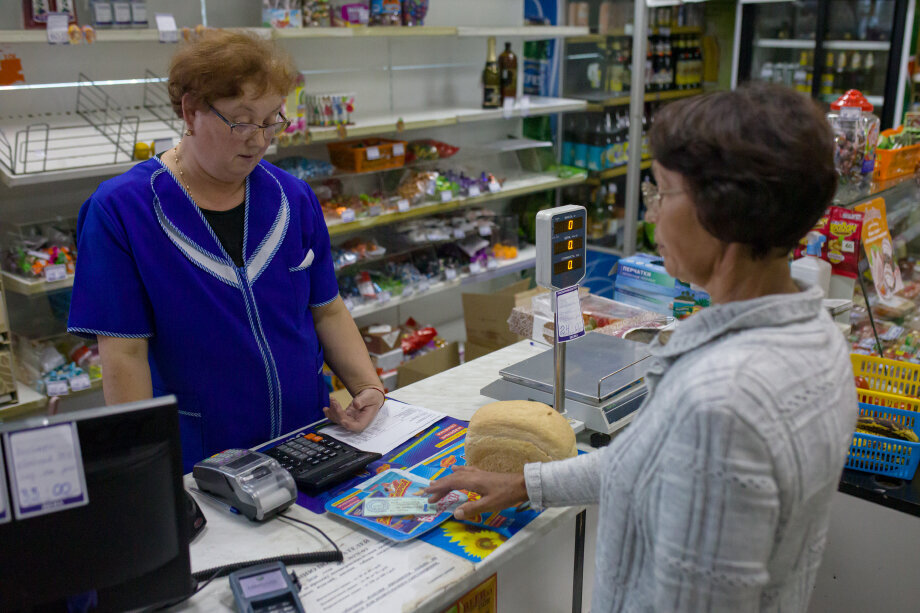 Работники «Тавры» расплачивались в магазине товарными карточками – «урожайками». Фото: Максим Конанков/Octagon.Media