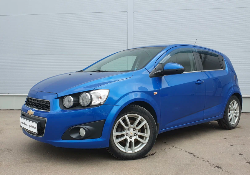 Передняя часть автомобиля весьма нестандартная даже на сегодняшний день