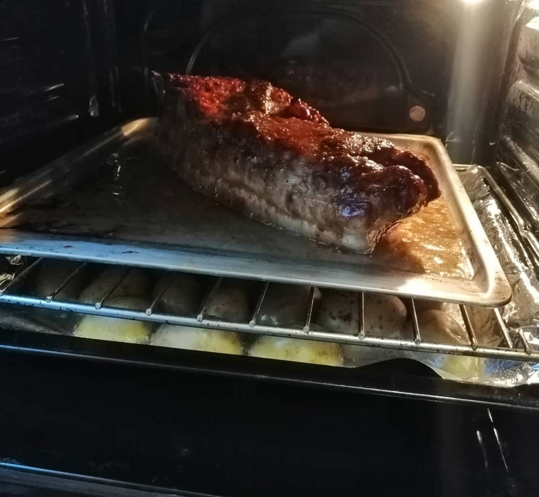 Свиные ребрышки промазать соусом из горчицы, меда и сои. 