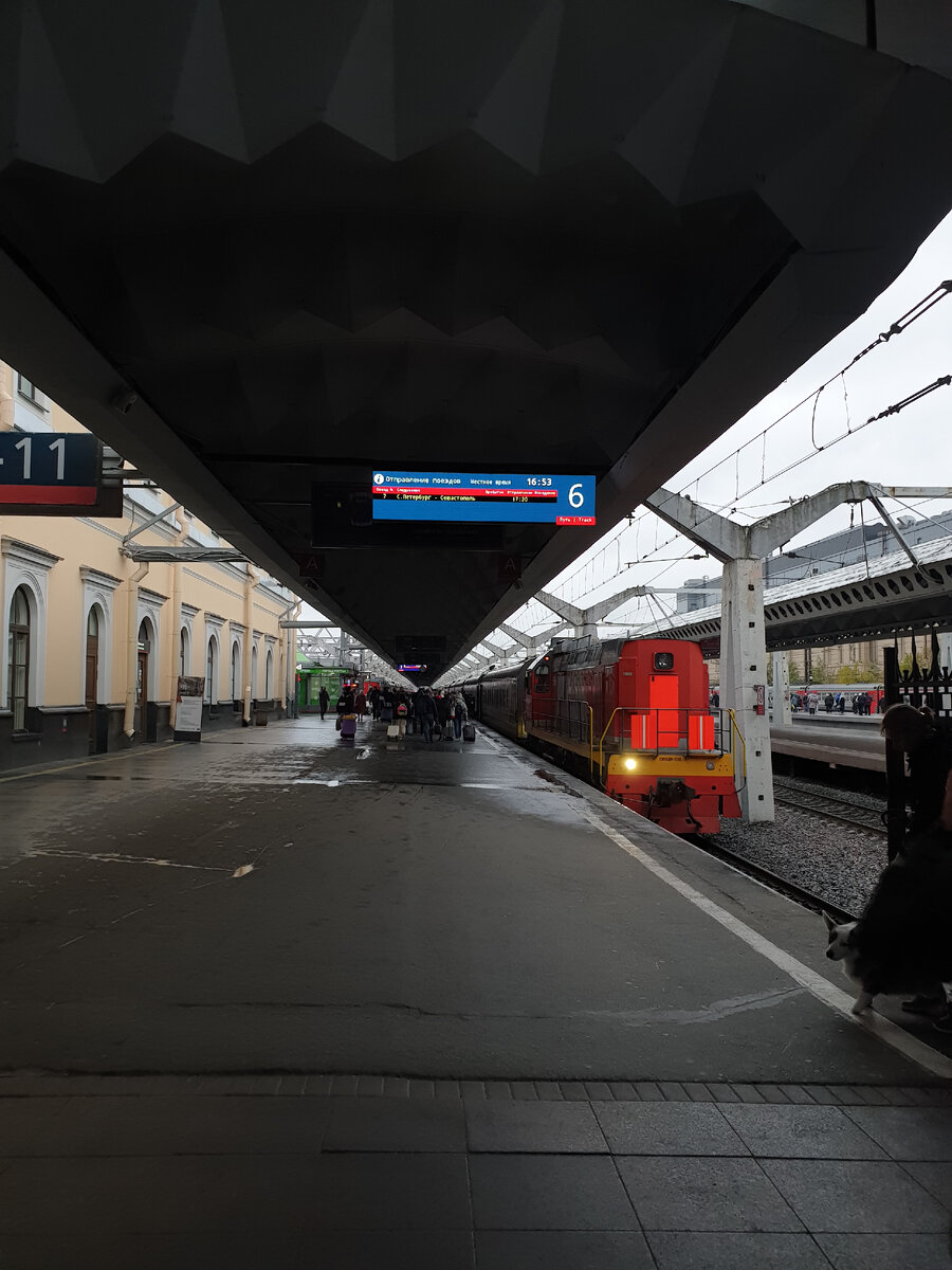 Поезд на Севастополь идет через Рязань.