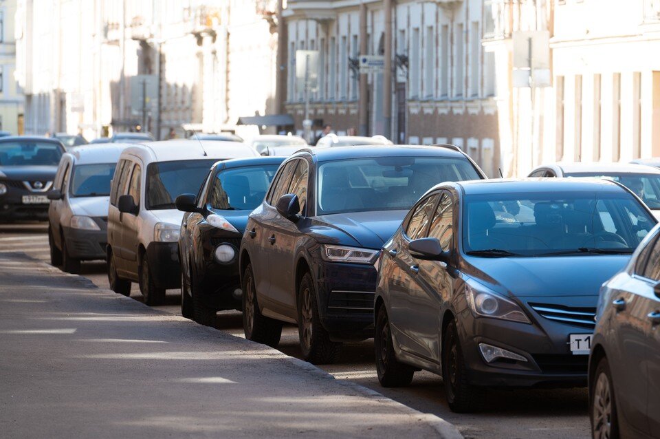     Жители Адмиралтейского района смогут оформить парковочное разрешение с 1 октября  ПЫХАЛОВА Юлия (архив)